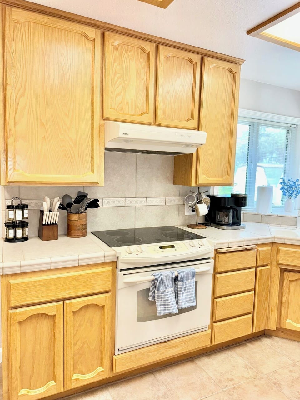FULLY EQUIPPED KITCHEN, GROUND COFFEE MAKER AND KEURIG , KITCHEN TOWELS