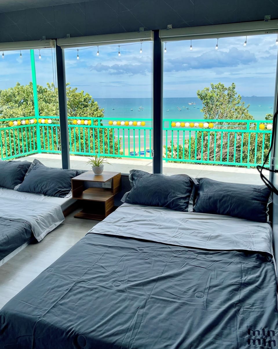 Quadruple Room | Desk, soundproofing, WiFi (free), individually furnished