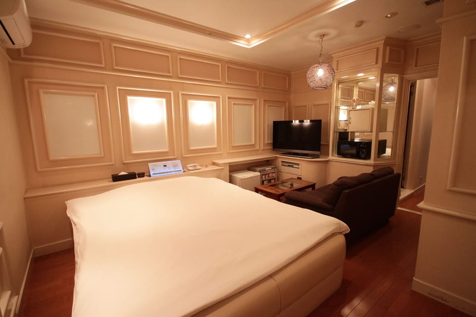 Basic Double Room, Smoking | Down comforters, individually decorated, individually furnished, desk