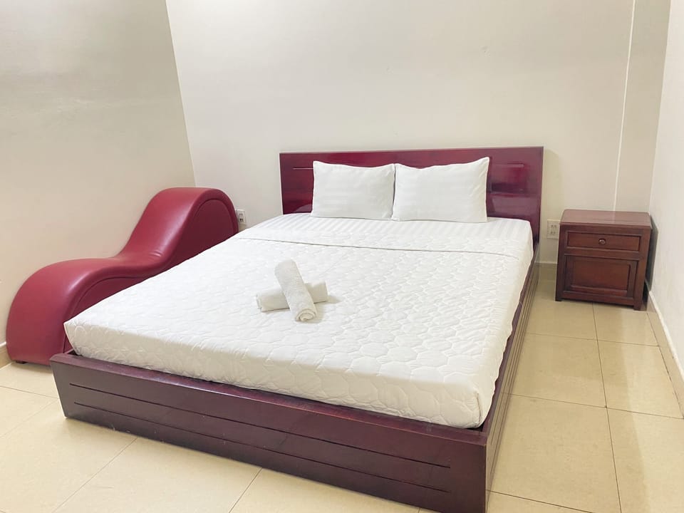 Basic Double Room | Premium bedding, pillowtop beds, minibar, blackout drapes