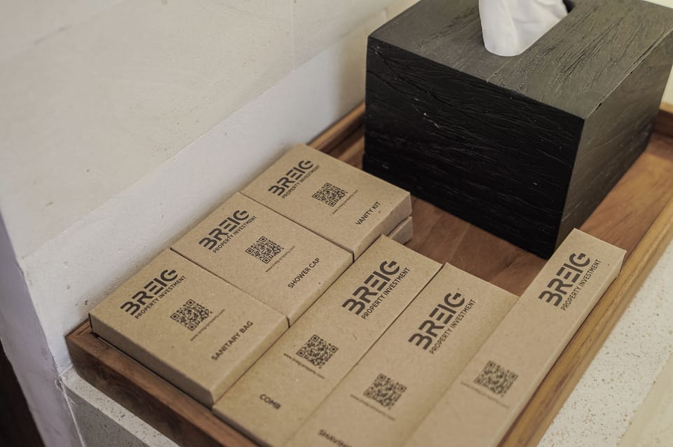 Shower, rainfall showerhead, free toiletries, hair dryer