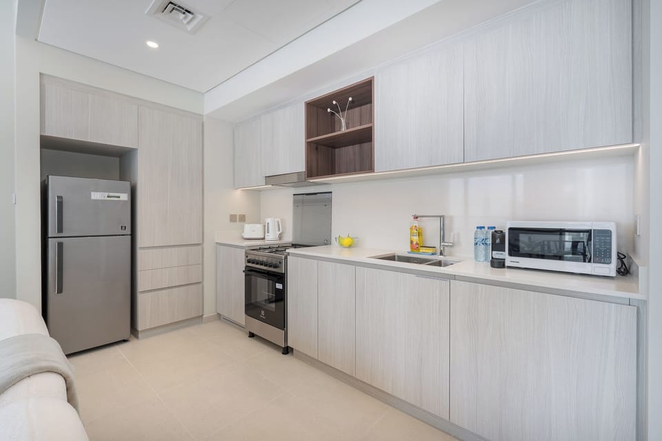 Exclusive Apartment, Balcony, City View | Private kitchen | Fridge, microwave, oven, stovetop
