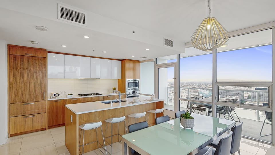 Full-size fridge, microwave, oven, stovetop
