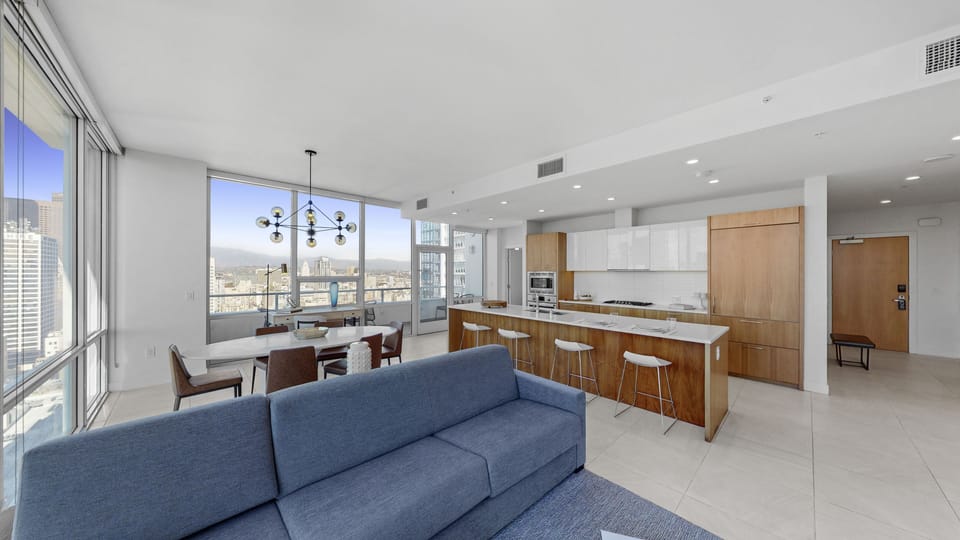 Executive Suite, 3 Bedrooms (Sky) | Living area | Smart TV