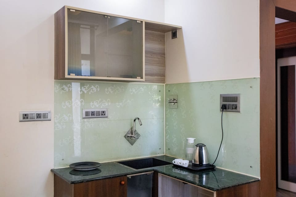Premier Apartment, Multiple Beds, Non Smoking, Kitchenette | Private kitchen | Microwave, coffee/tea maker, electric kettle, cookware/dishes/utensils