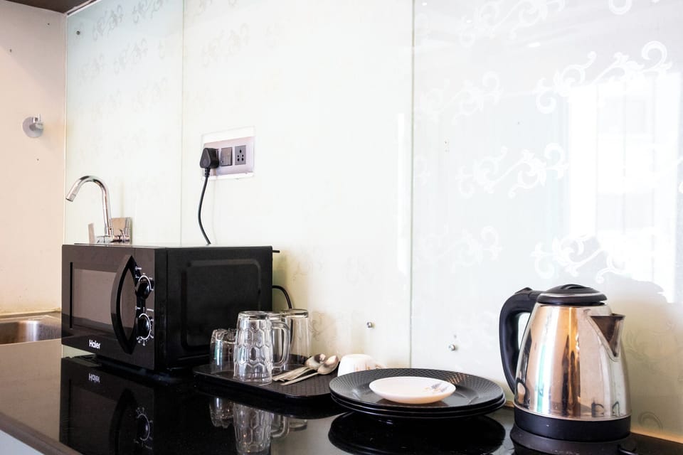 Premier Apartment, Multiple Beds, Non Smoking, Kitchenette | Private kitchen | Microwave, coffee/tea maker, electric kettle, cookware/dishes/utensils
