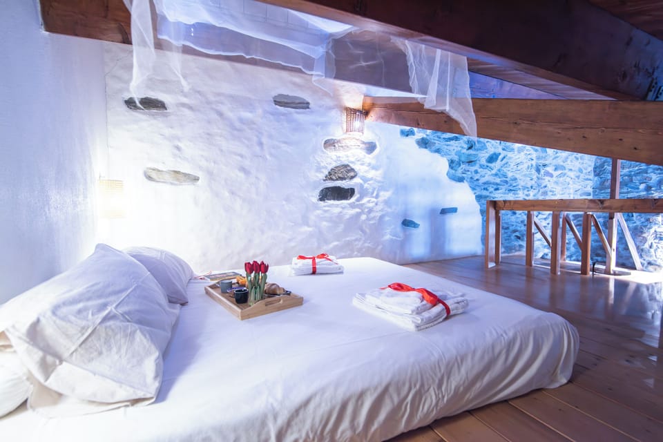 2 bedrooms, laptop workspace, WiFi, bed sheets