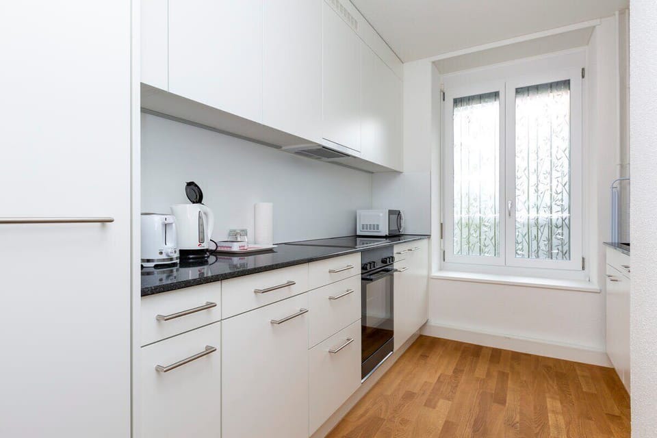 Bright and spacious kitchen, fully equipped with V-Zug kitchen appliances - electric stove, oven, refrigerator, dishwasher and a washing machine/dryer from Electrolux.
