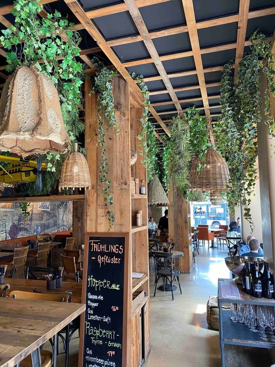 A nice trendy restaurant in the neighbourhood 