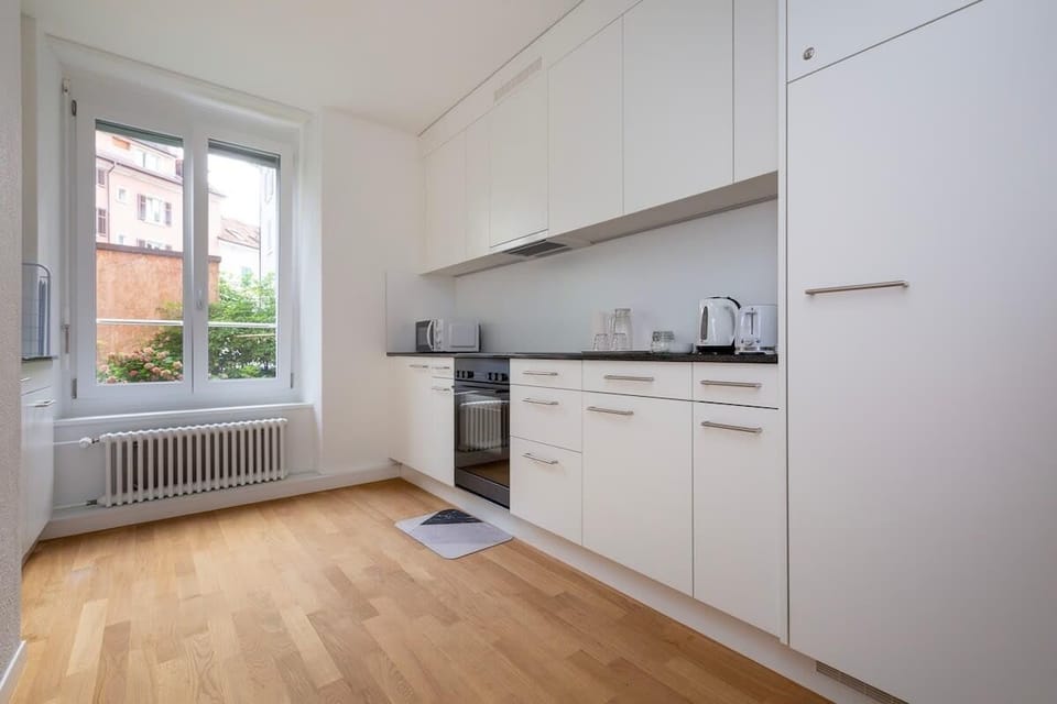 Bright and spacious kitchen, fully equipped with V-Zug kitchen appliances - electric stove, oven, refrigerator, dishwasher and a washing machine/dryer from Electrolux.
