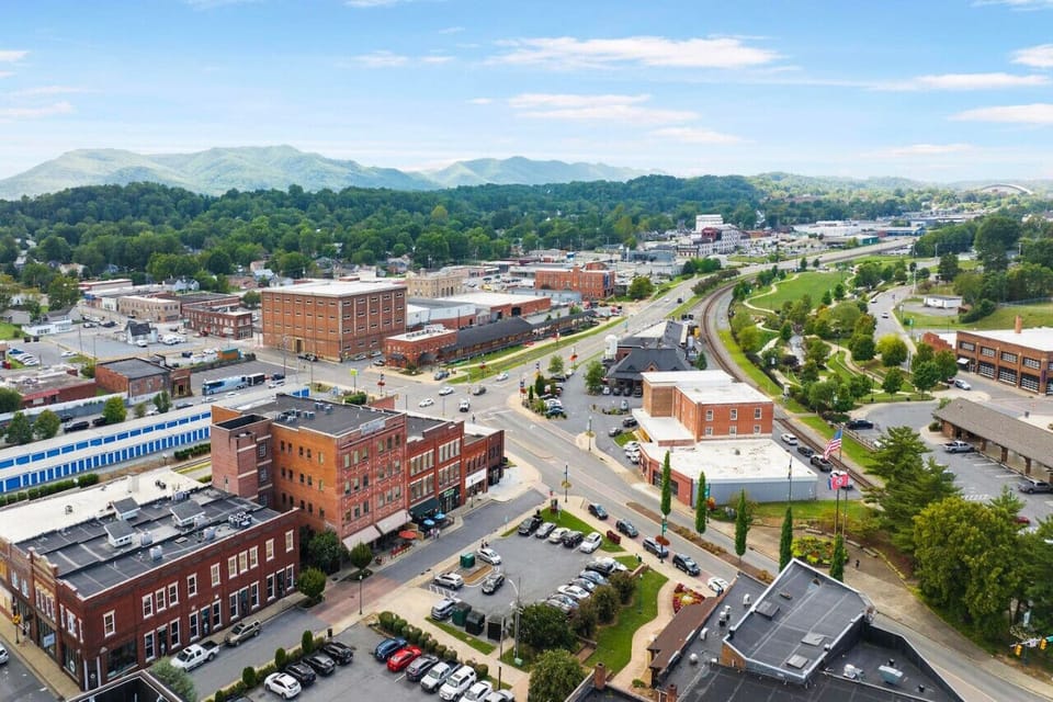 The perfect urban retreat, where city living meets comfort – just steps from parks, restaurants, and more.