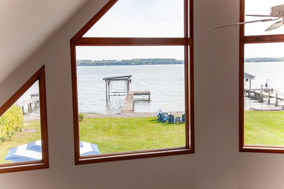 Peaceful lake views from your desk—work-from-home heaven