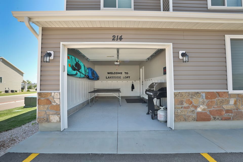 Bear Lake Escapes #214 - Two kayaks, paddles, life jackets. Ping Pong table. Two Tommy Bahama chairs. Four pickleball paddles and two balls, and a propane grill!