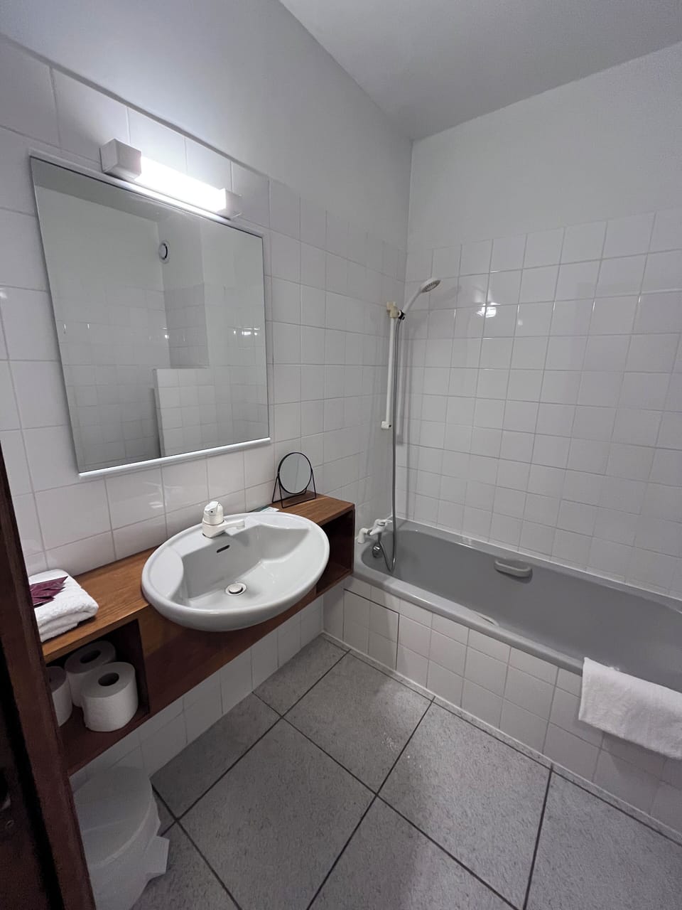 Classic Double Room | Bathroom | Towels, soap, toilet paper