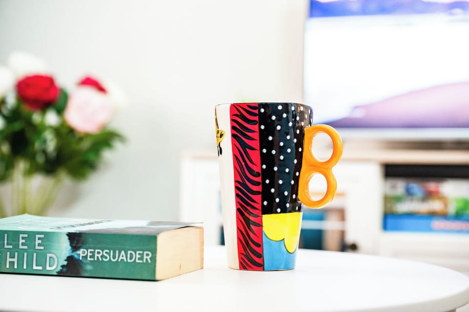 Unwind with a good book and a warm drink in our stylishly decorated living area. Perfect for a cozy evening in! 📚 Reserve your dates today!