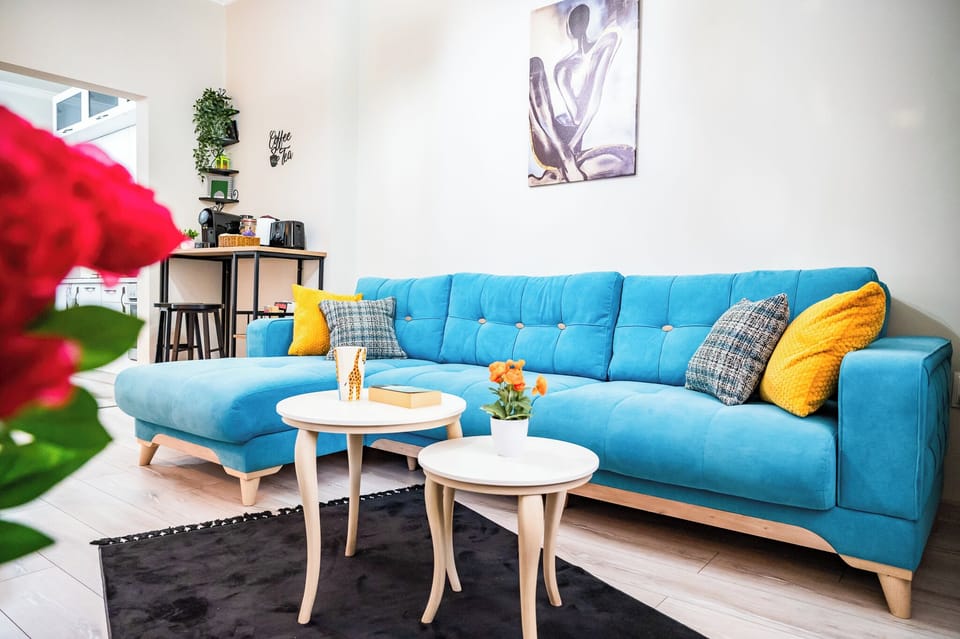 Relax in our vibrant living room, complete with comfortable seating and modern decor. Perfect for unwinding after a busy day! 🌟 Reserve your dates today!