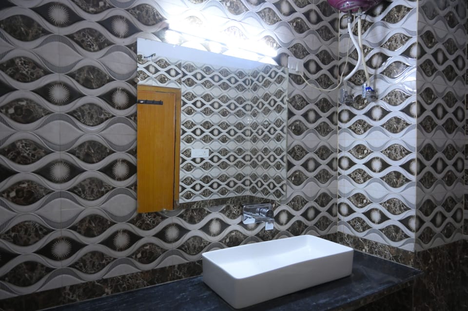 Superior Room, City View | Bathroom | Shower, free toiletries, slippers, towels