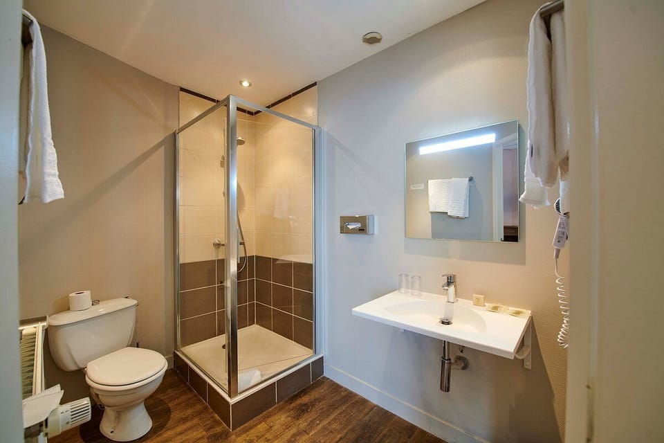 Classic Double Room | Bathroom | Free toiletries, hair dryer, towels, soap
