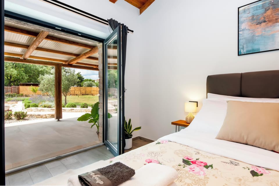 Apartment, 2 Bedrooms | 2 bedrooms, iron/ironing board, free cribs/infant beds, free WiFi