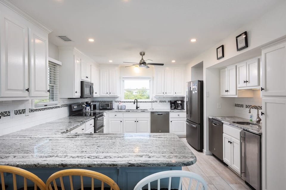 Fully Stocked Kitchen w/ Breakfast Bar Seating(Seats 3)