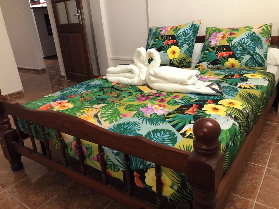 Appartement Classique ,2 chambres , non-fumeurs, vue sur mer. | Iron/ironing board, free WiFi, bed sheets