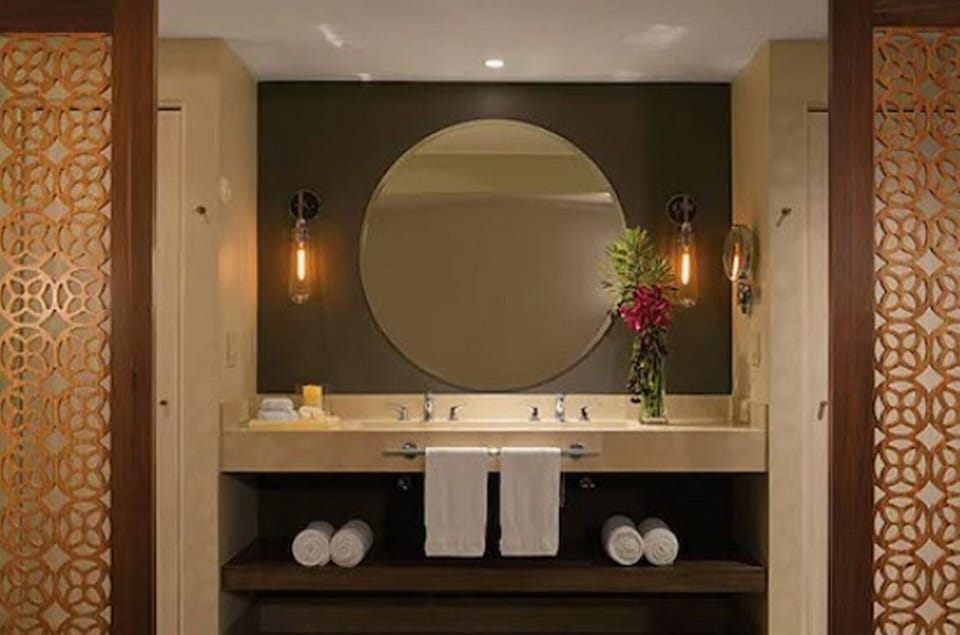 Shower, free toiletries, towels