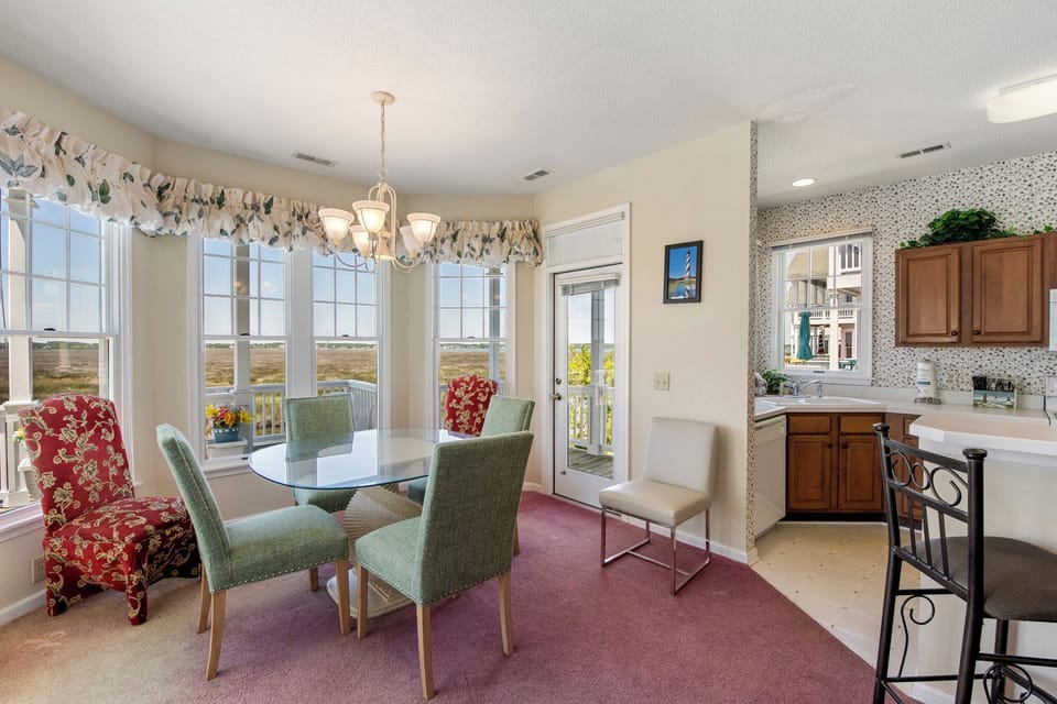 BP102: Skippers Landing | Mid Level Dining Area