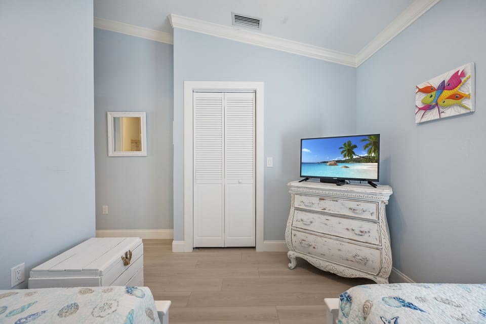 Twin bedroom with TV