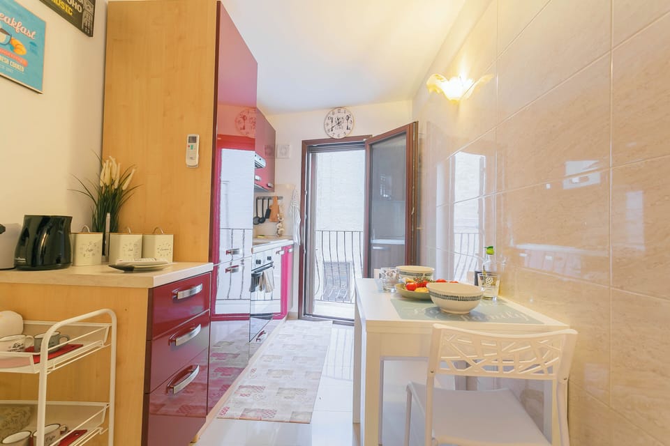 Apartment, City View | Private kitchen | Fridge, oven, stovetop, coffee/tea maker