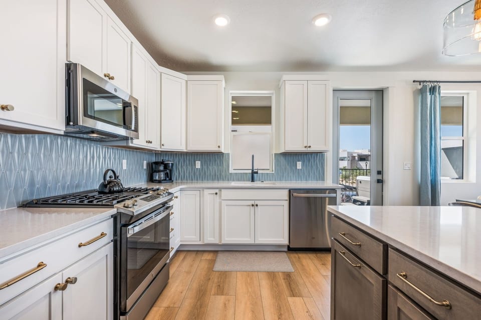 Condo, 3 Bedrooms | Private kitchen | Fridge, oven, coffee/tea maker, toaster