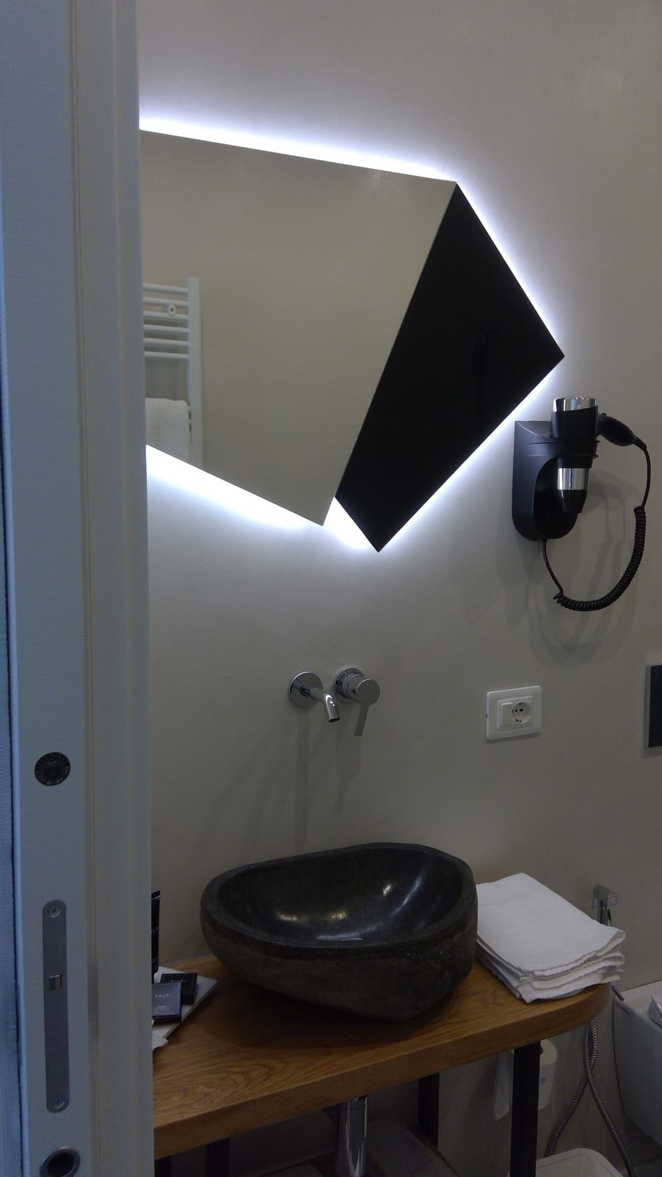 Double Room, Non Smoking | In-room safe, blackout drapes, soundproofing, free WiFi