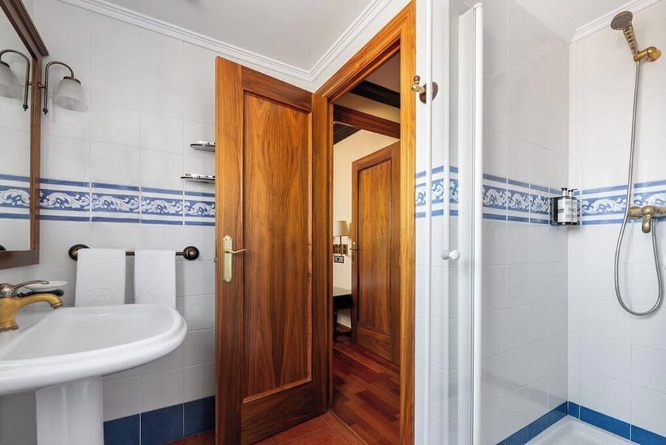 Double Room | Bathroom | Bathtub, eco-friendly toiletries, hair dryer, bidet