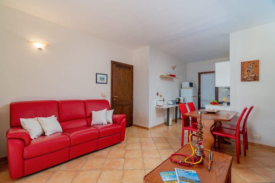 Apartment | Living room | 35-inch TV with digital channels