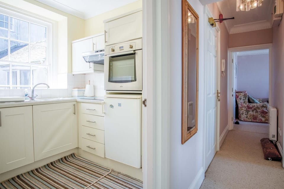 5 Belle Vue Court - 2 Bedroom Apartment - Tenby (20280)