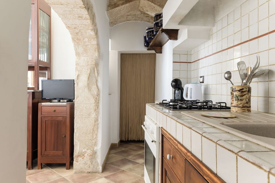 Full-size fridge, oven, stovetop, espresso maker