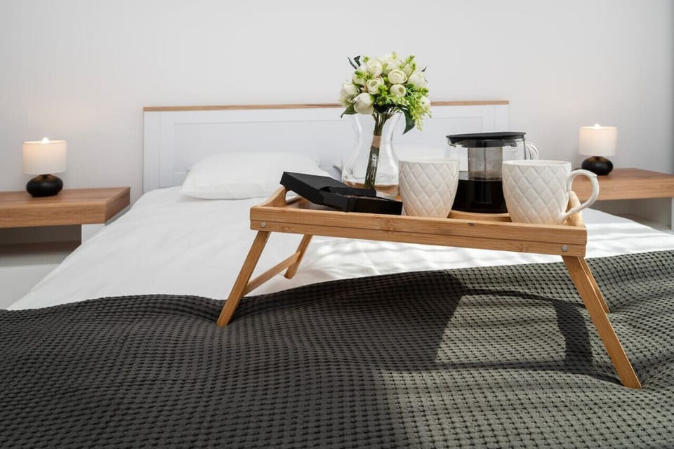 Private Bedroom with Queen Bed | Book Now with RENTUJEMY