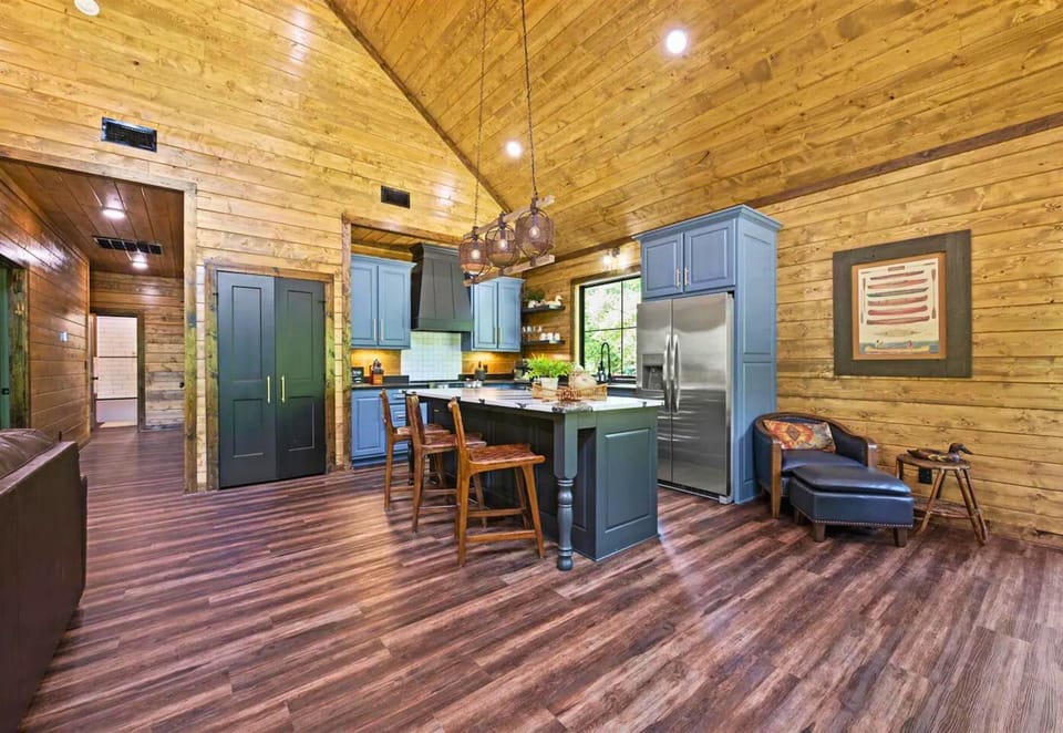Rustic meets modern in our spacious kitchen and dining space. Prepare your family's favorite recipes in a kitchen that feels just like home, but surrounded by nature’s embrace.