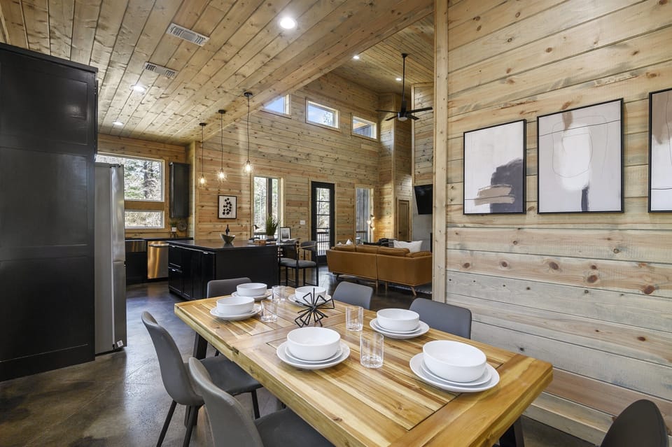 DINING AREA - Comfortable dining space for up to 6