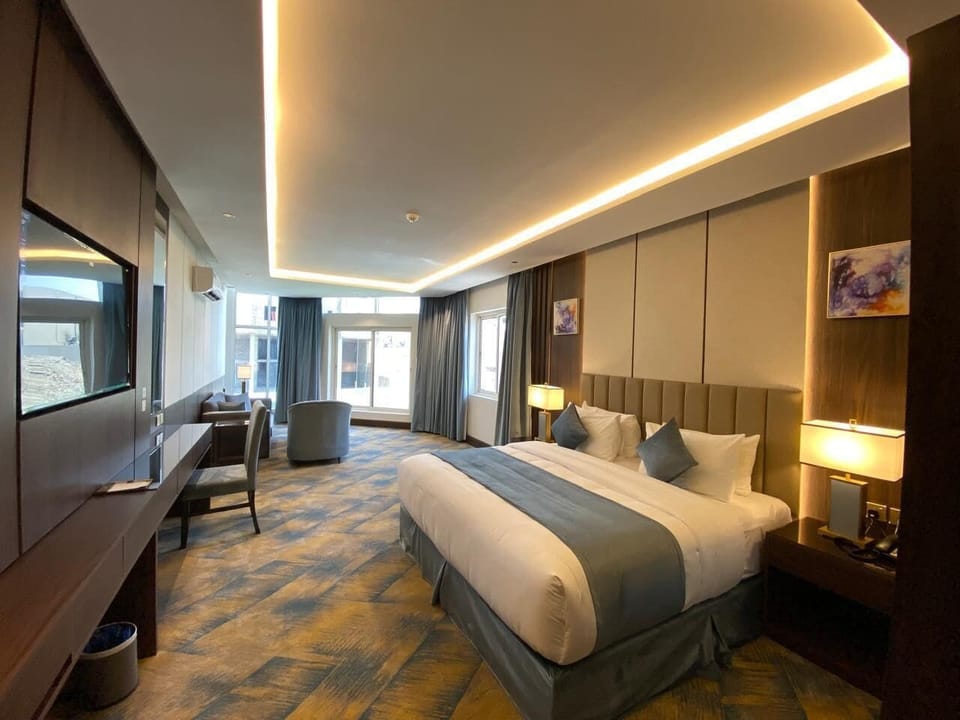 Deluxe King Studio | In-room safe, blackout drapes, soundproofing, iron/ironing board