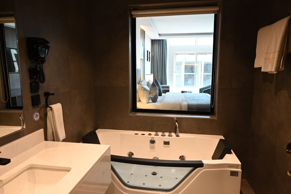 Studio with Jacuzzi | Bathroom | Hair dryer, slippers, bidet, towels
