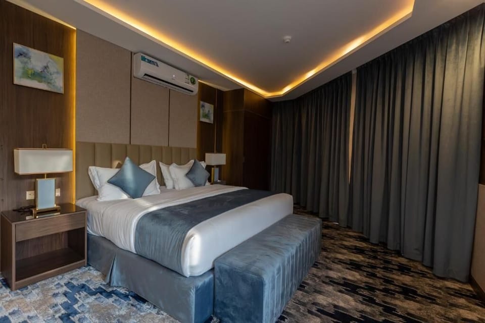Junior suite with sauna | In-room safe, blackout drapes, soundproofing, iron/ironing board