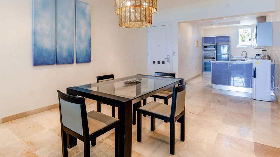 Dining table located next to the kitchen and living area, offering a practical and social space for meals, work, or planning your beach adventures.