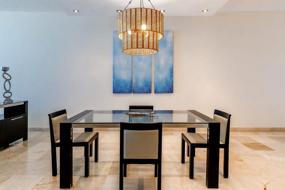 Comfortable dining area with table and seating, ideal for family meals, shared breakfasts, or enjoying dinner together in a bright and welcoming indoor space.