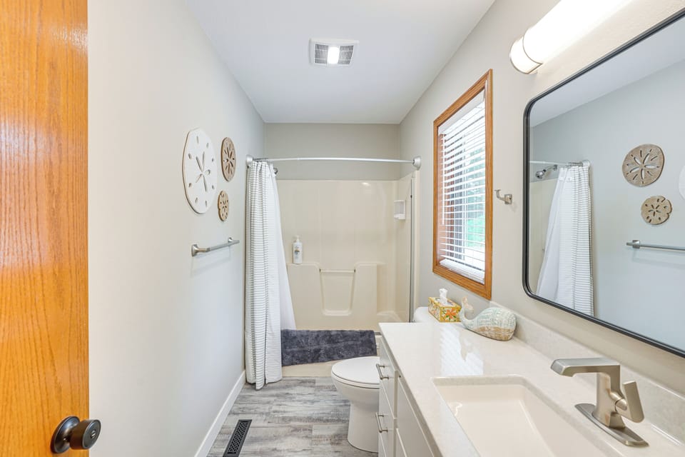 Full Bathroom | Towels Provided | Main Level