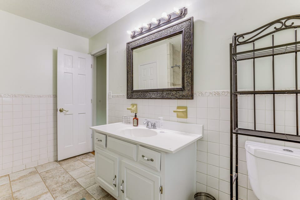 Full Bathroom | Towels Provided