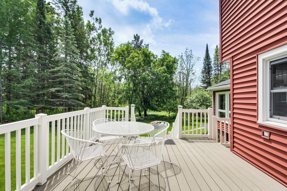 Deck | Gas Grill | Outdoor Dining Set