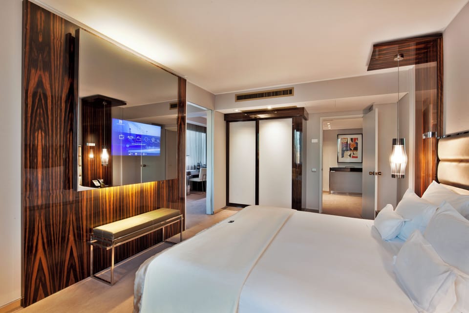 Suite | Minibar, in-room safe, desk, blackout drapes