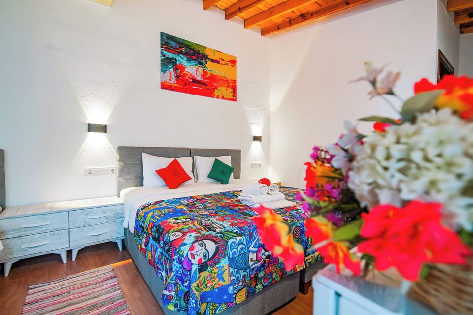 Standard Triple Room, Courtyard View | Minibar, free cribs/infant beds, free WiFi, bed sheets