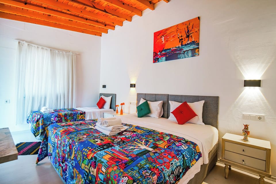Standard Triple Room, Courtyard View | Minibar, free cribs/infant beds, free WiFi, bed sheets
