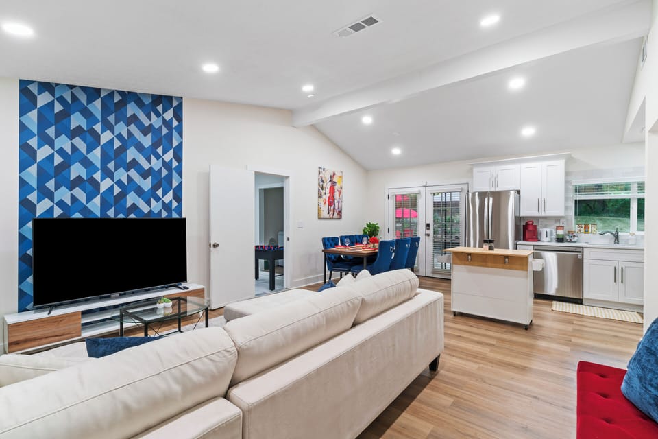 Open concept floor plan in the living room and kitchen